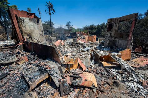 Homes destroyed near Lake Elsinore as massive。